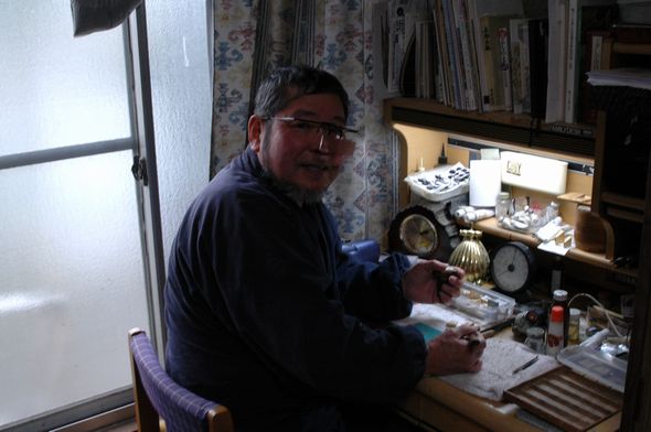 自宅の工房にて駒を製作する富月師